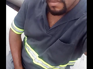 Trabalhador escondido na obra se masturbando