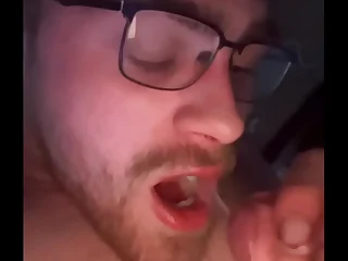 19 y&sol;o cumming far his own mouth